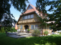 Ein Fachwerkhaus mit Krüppelwalmdach in Greifswald